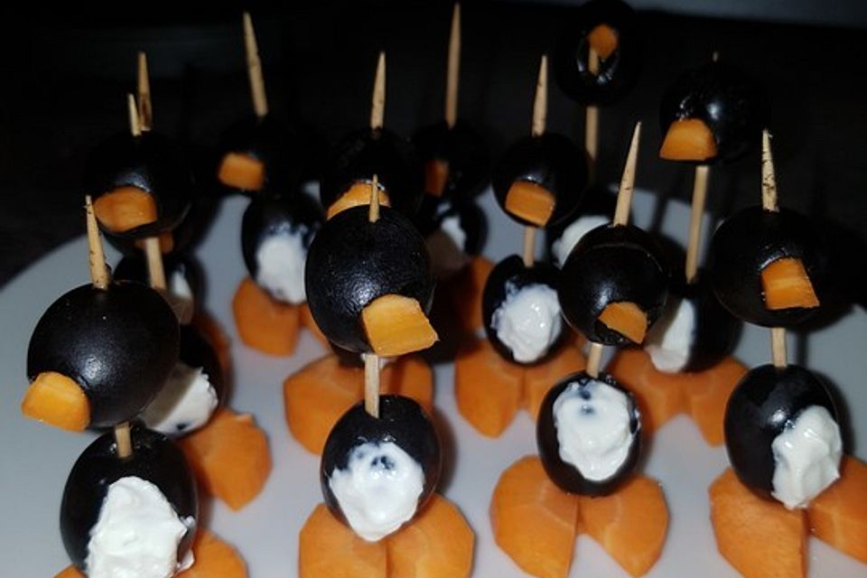Kleine Pinguine mit Traubenfrack und Karottenfüßchen Kleine Pinguine mit Traubenfrack und Karottenfüßchen