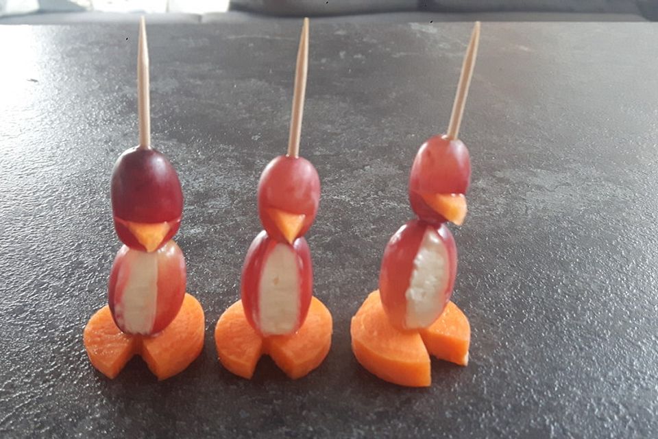 Kleine Pinguine mit Traubenfrack und Karottenfüßchen Kleine Pinguine mit Traubenfrack und Karottenfüßchen