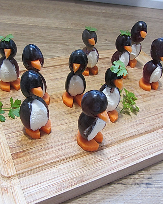 Kleine Pinguine mit Traubenfrack und Karottenfüßchen