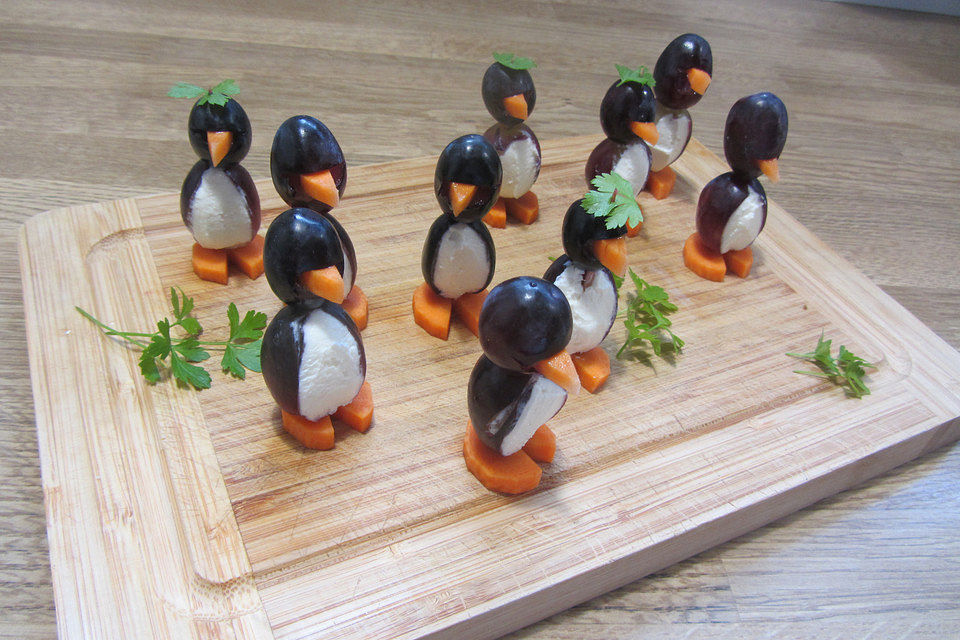 Kleine Pinguine mit Traubenfrack und Karottenfüßchen