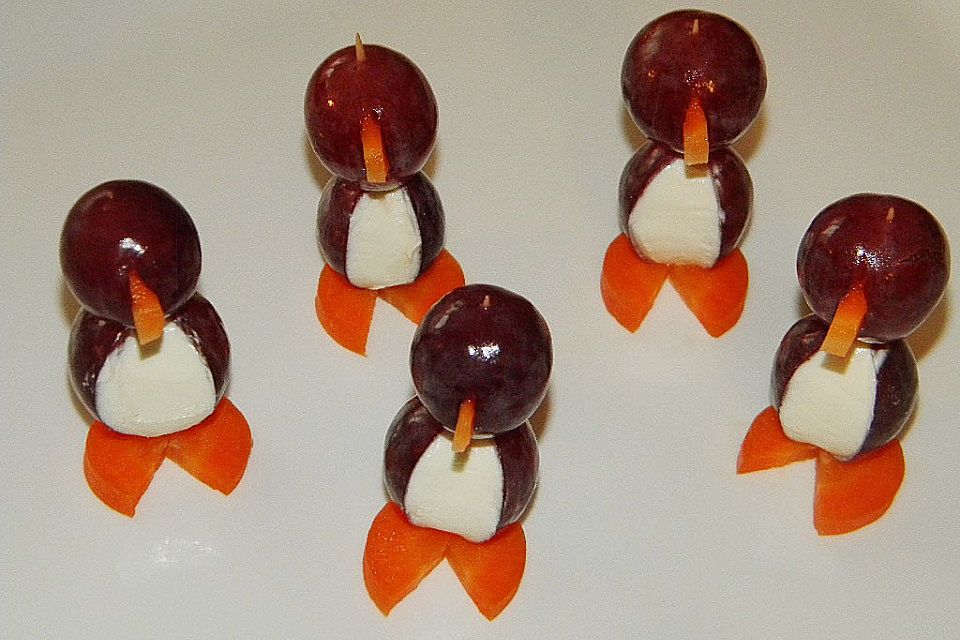 Kleine Pinguine mit Traubenfrack und Karottenfüßchen Kleine Pinguine mit Traubenfrack und Karottenfüßchen