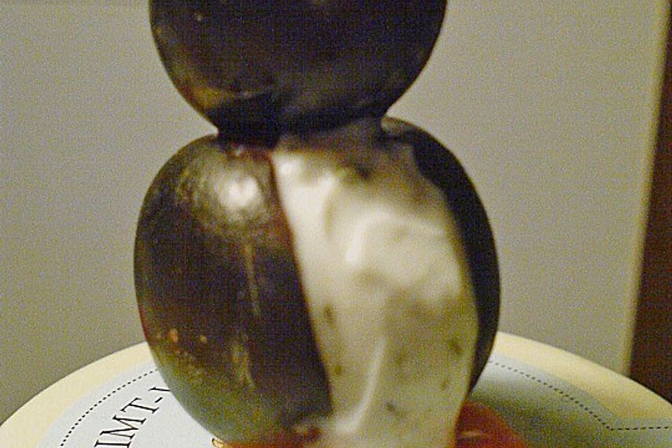 Kleine Pinguine mit Traubenfrack und Karottenfüßchen Kleine Pinguine mit Traubenfrack und Karottenfüßchen