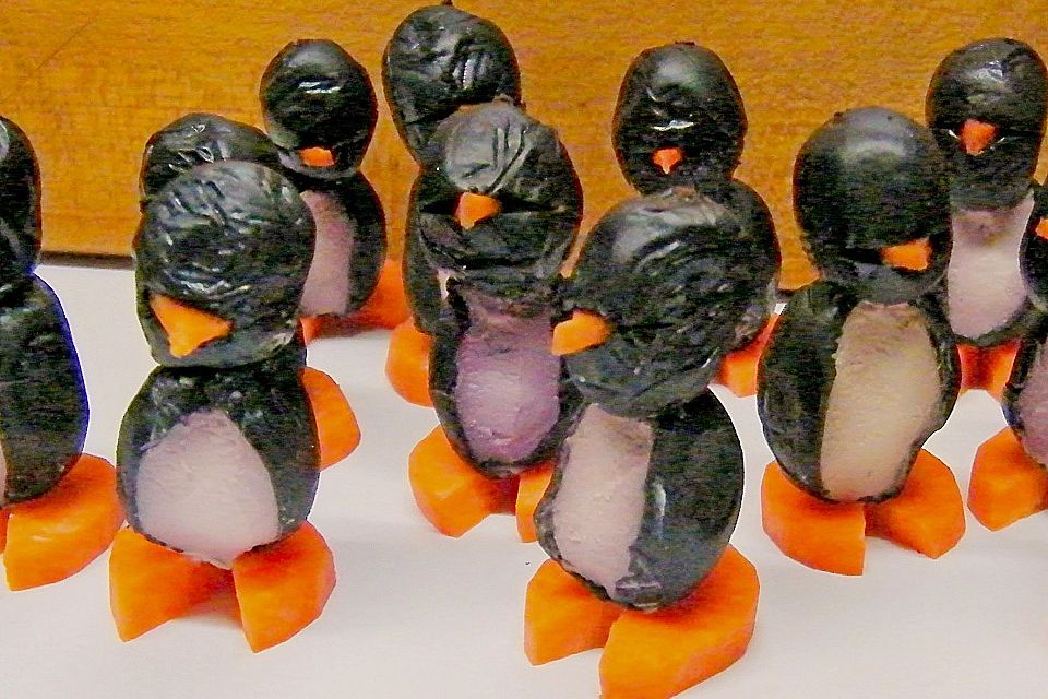 Kleine Pinguine mit Traubenfrack und Karottenfüßchen Kleine Pinguine mit Traubenfrack und Karottenfüßchen