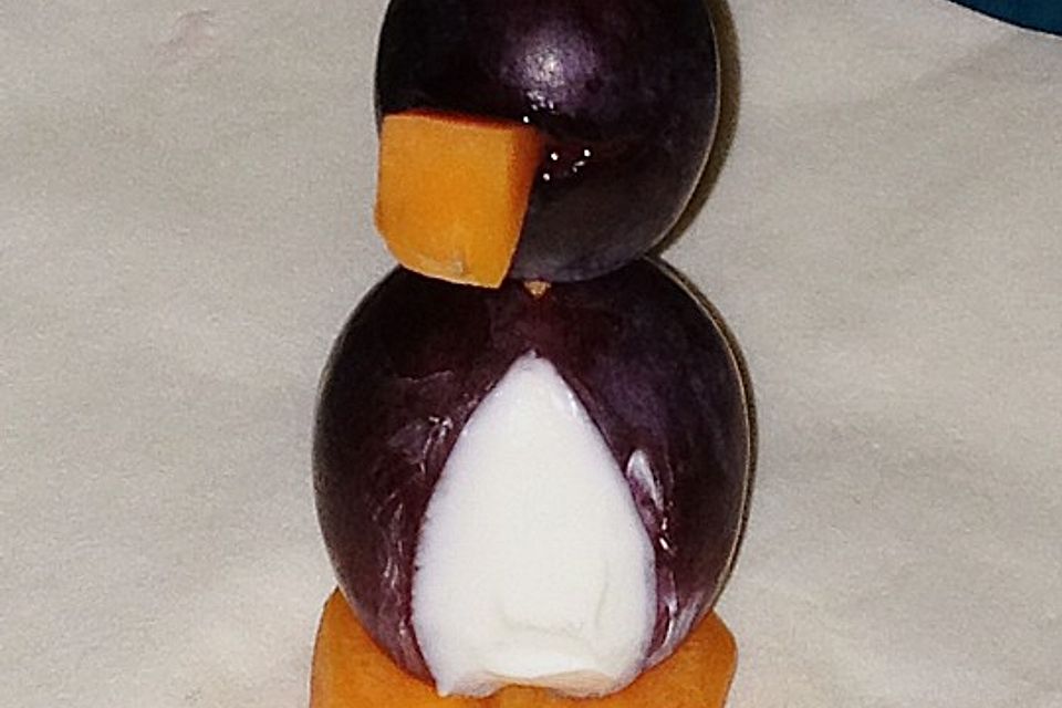 Kleine Pinguine mit Traubenfrack und Karottenfüßchen Kleine Pinguine mit Traubenfrack und Karottenfüßchen