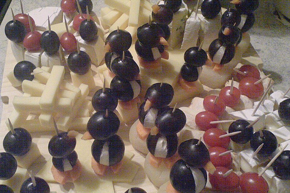 Kleine Pinguine mit Traubenfrack und Karottenfüßchen Kleine Pinguine mit Traubenfrack und Karottenfüßchen