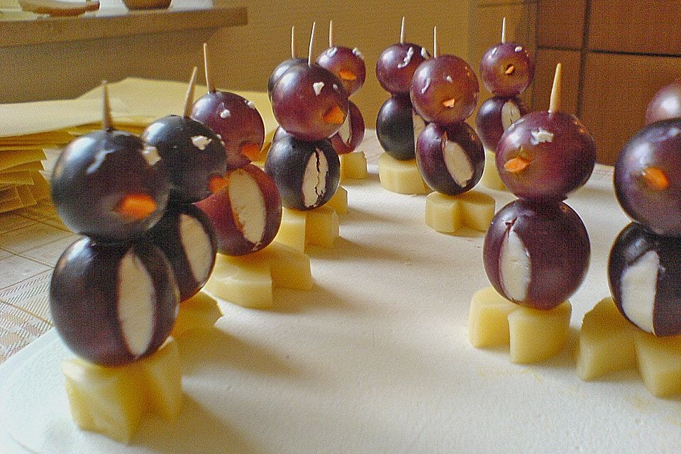 Kleine Pinguine mit Traubenfrack und Karottenfüßchen Kleine Pinguine mit Traubenfrack und Karottenfüßchen