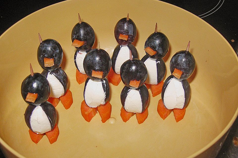 Kleine Pinguine mit Traubenfrack und Karottenfüßchen Kleine Pinguine mit Traubenfrack und Karottenfüßchen