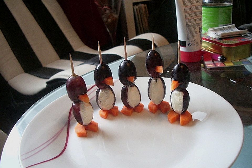 Kleine Pinguine mit Traubenfrack und Karottenfüßchen Kleine Pinguine mit Traubenfrack und Karottenfüßchen
