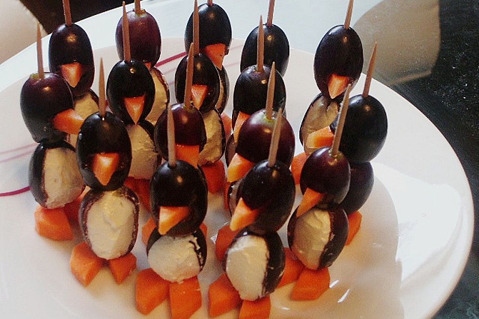 Kleine Pinguine mit Traubenfrack und Karottenfüßchen Kleine Pinguine mit Traubenfrack und Karottenfüßchen