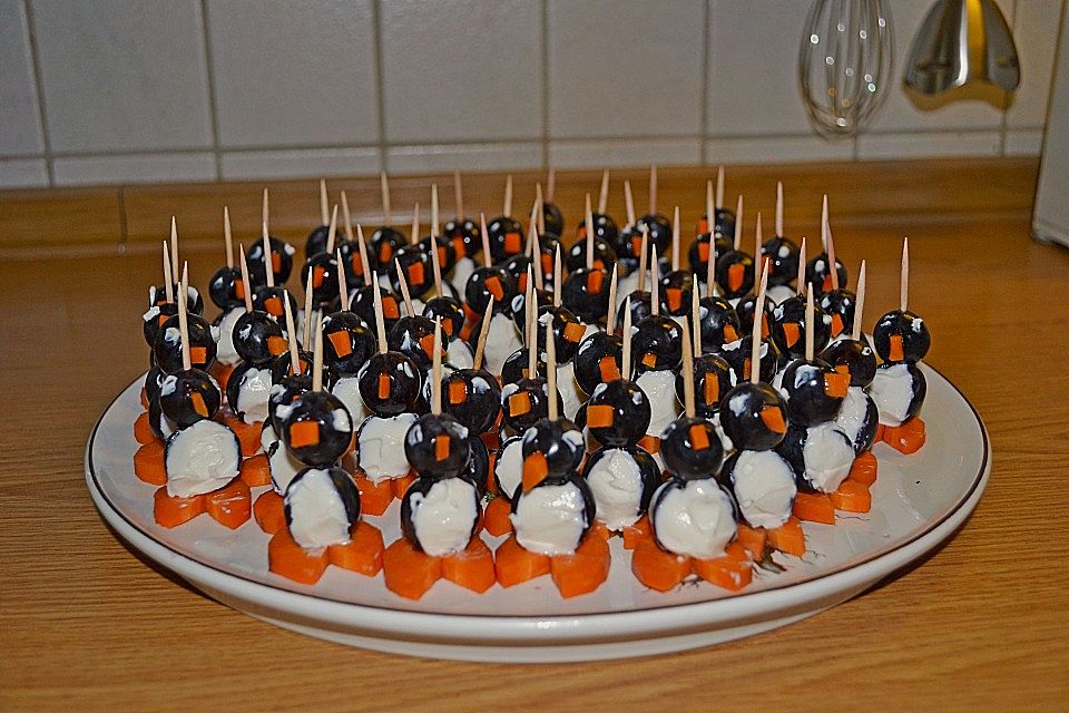 Kleine Pinguine mit Traubenfrack und Karottenfüßchen Kleine Pinguine mit Traubenfrack und Karottenfüßchen