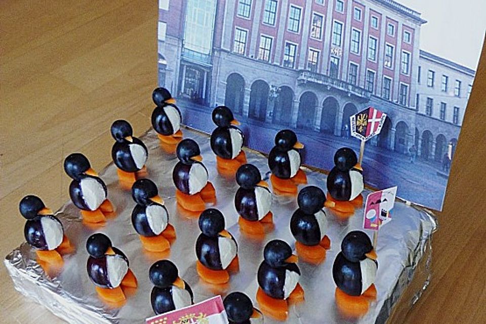 Kleine Pinguine mit Traubenfrack und Karottenfüßchen Kleine Pinguine mit Traubenfrack und Karottenfüßchen