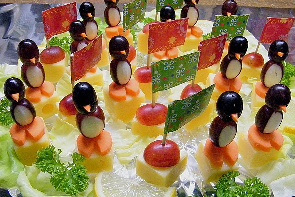 Kleine Pinguine mit Traubenfrack und Karottenfüßchen Kleine Pinguine mit Traubenfrack und Karottenfüßchen