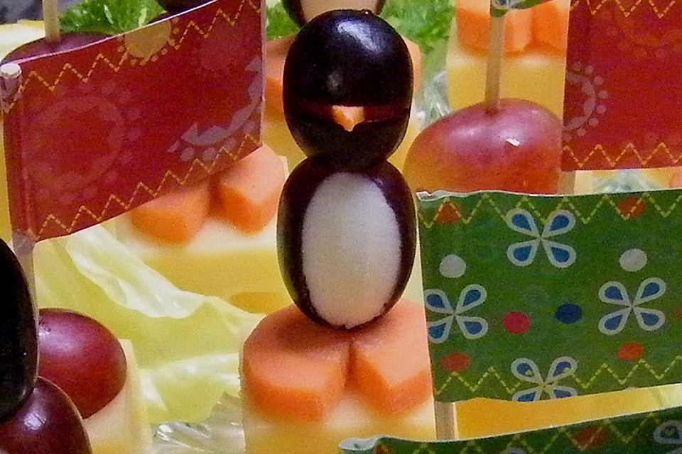 Kleine Pinguine mit Traubenfrack und Karottenfüßchen Kleine Pinguine mit Traubenfrack und Karottenfüßchen