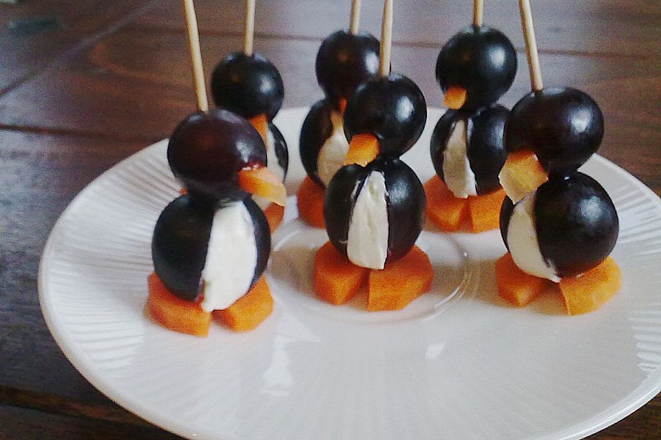 Kleine Pinguine mit Traubenfrack und Karottenfüßchen Kleine Pinguine mit Traubenfrack und Karottenfüßchen