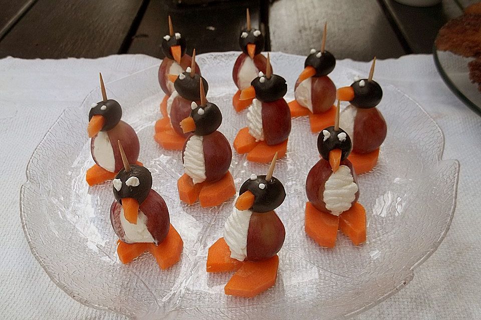Kleine Pinguine mit Traubenfrack und Karottenfüßchen Kleine Pinguine mit Traubenfrack und Karottenfüßchen