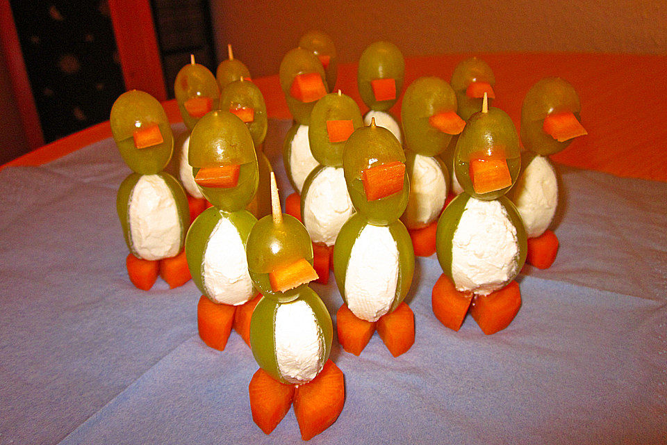 Kleine Pinguine mit Traubenfrack und Karottenfüßchen Kleine Pinguine mit Traubenfrack und Karottenfüßchen