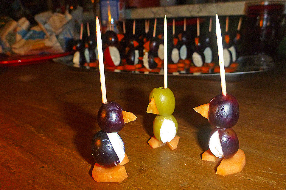 Kleine Pinguine mit Traubenfrack und Karottenfüßchen Kleine Pinguine mit Traubenfrack und Karottenfüßchen