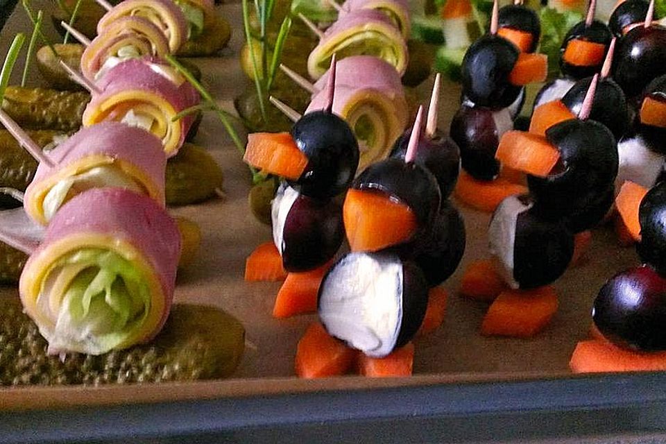 Kleine Pinguine mit Traubenfrack und Karottenfüßchen Kleine Pinguine mit Traubenfrack und Karottenfüßchen