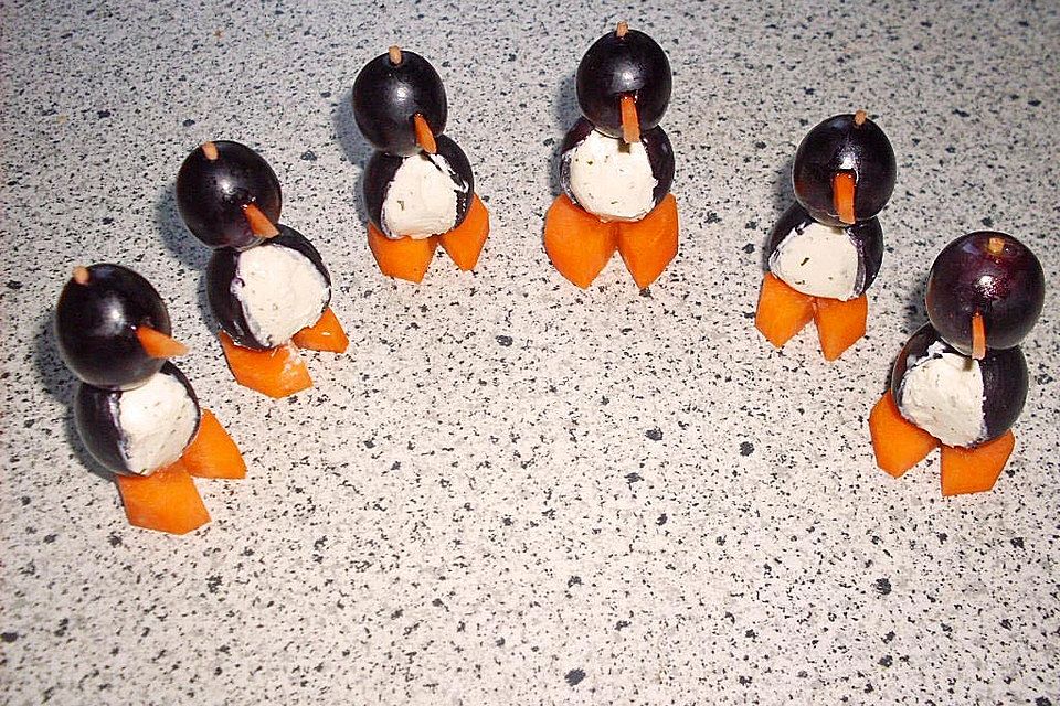 Kleine Pinguine mit Traubenfrack und Karottenfüßchen Kleine Pinguine mit Traubenfrack und Karottenfüßchen