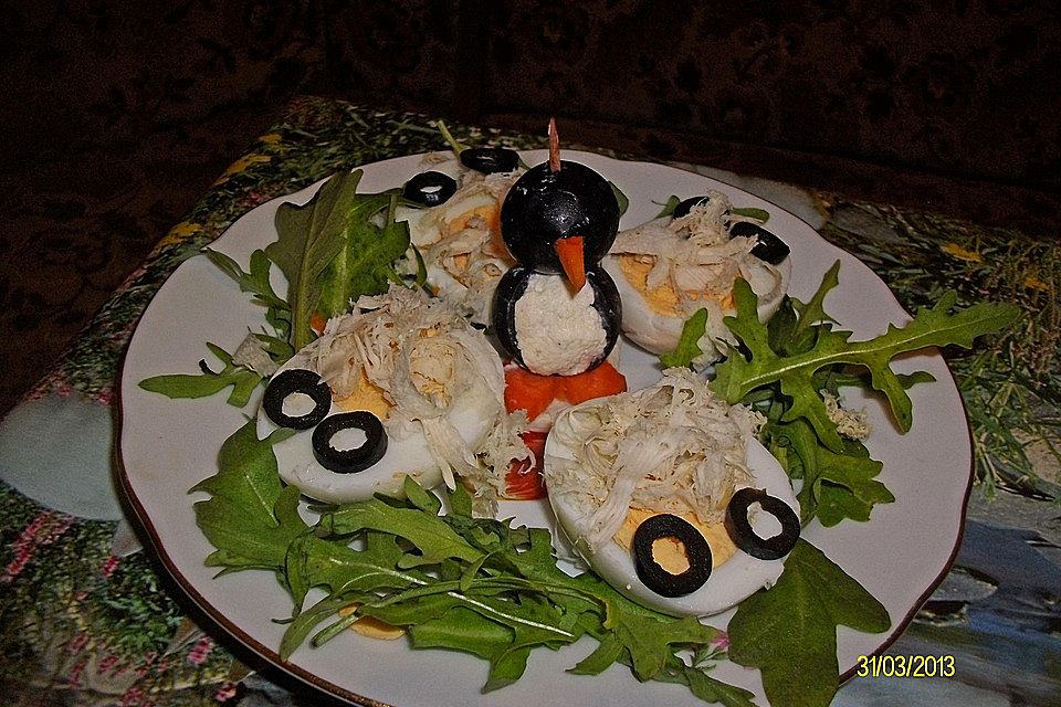 Kleine Pinguine mit Traubenfrack und Karottenfüßchen Kleine Pinguine mit Traubenfrack und Karottenfüßchen