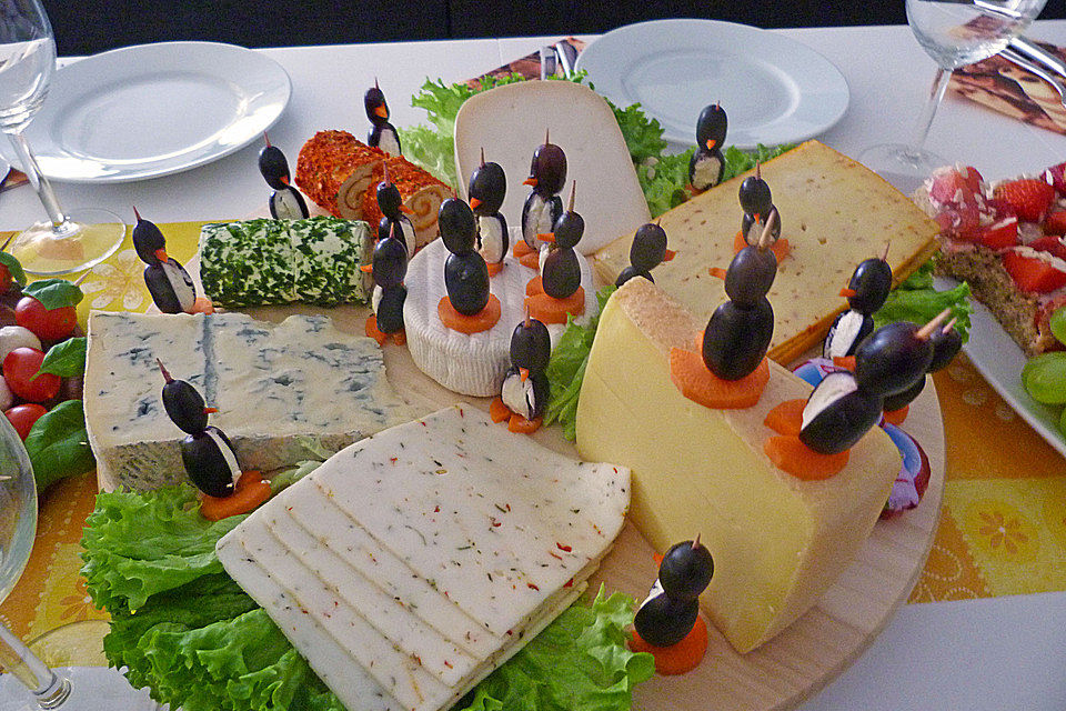 Kleine Pinguine mit Traubenfrack und Karottenfüßchen Kleine Pinguine mit Traubenfrack und Karottenfüßchen