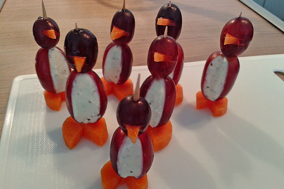Kleine Pinguine mit Traubenfrack und Karottenfüßchen Kleine Pinguine mit Traubenfrack und Karottenfüßchen