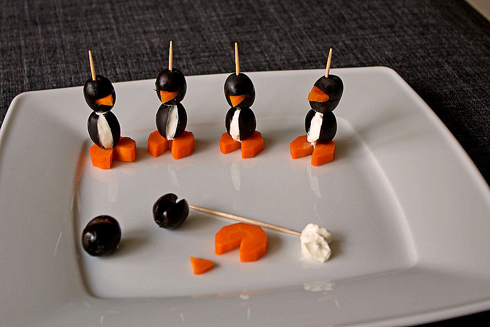 Kleine Pinguine mit Traubenfrack und Karottenfüßchen Kleine Pinguine mit Traubenfrack und Karottenfüßchen
