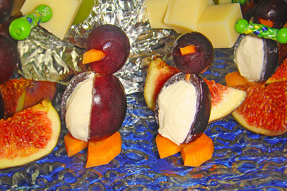 Kleine Pinguine mit Traubenfrack und Karottenfüßchen Kleine Pinguine mit Traubenfrack und Karottenfüßchen