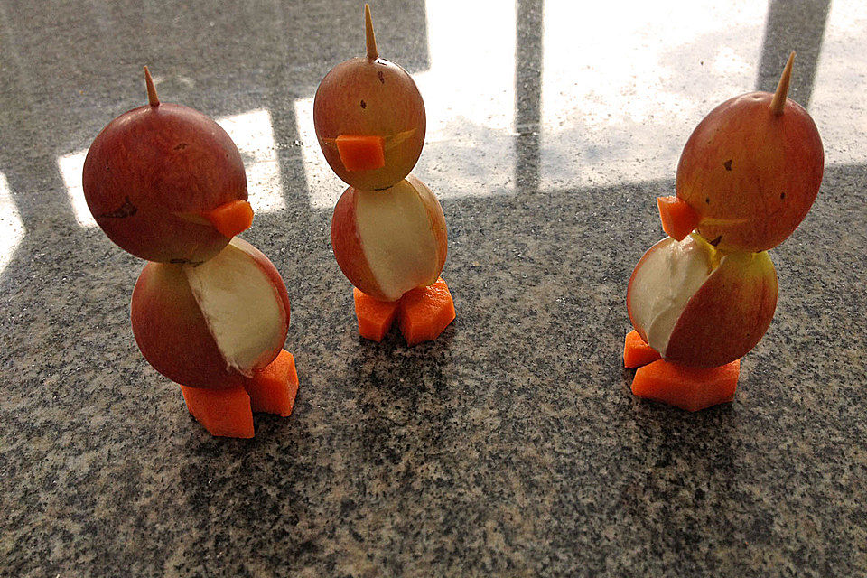 Kleine Pinguine mit Traubenfrack und Karottenfüßchen Kleine Pinguine mit Traubenfrack und Karottenfüßchen