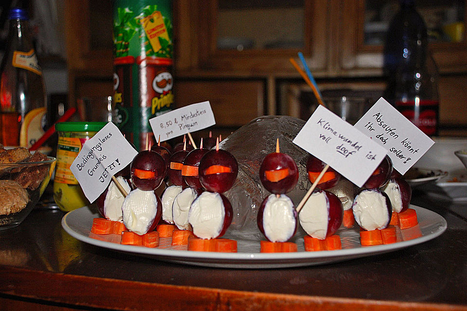 Kleine Pinguine mit Traubenfrack und Karottenfüßchen Kleine Pinguine mit Traubenfrack und Karottenfüßchen