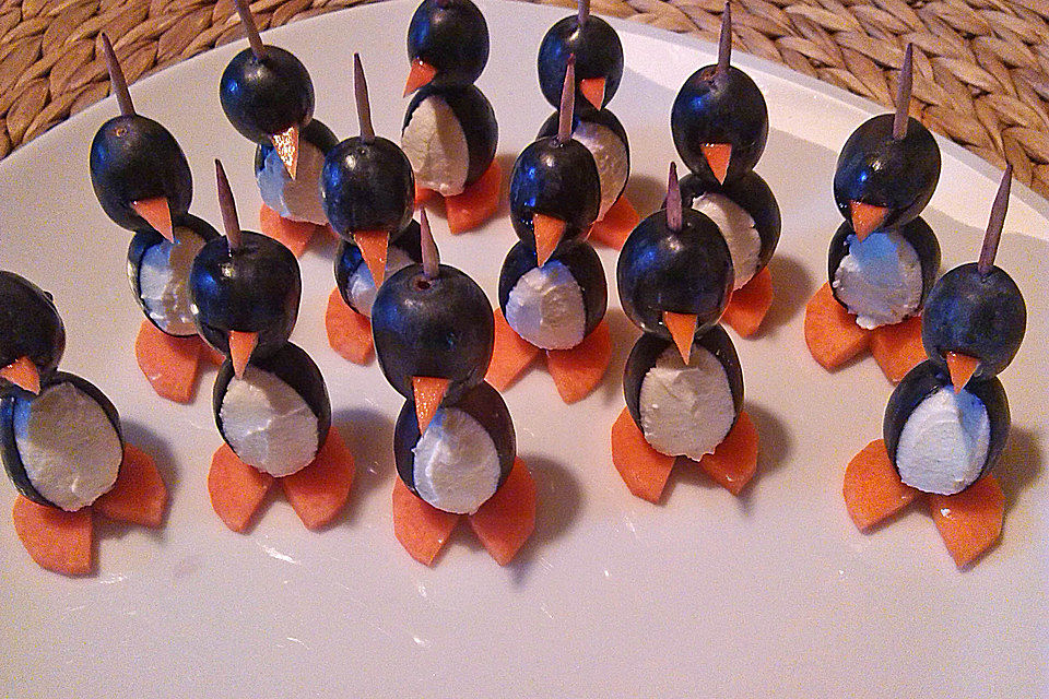 Kleine Pinguine mit Traubenfrack und Karottenfüßchen Kleine Pinguine mit Traubenfrack und Karottenfüßchen
