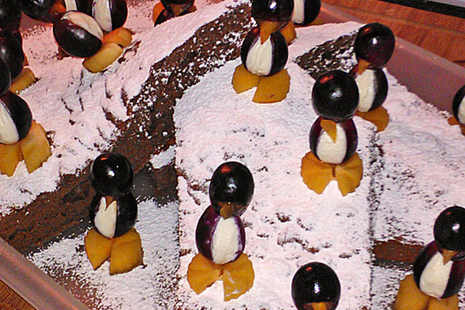 Kleine Pinguine mit Traubenfrack und Karottenfüßchen Kleine Pinguine mit Traubenfrack und Karottenfüßchen