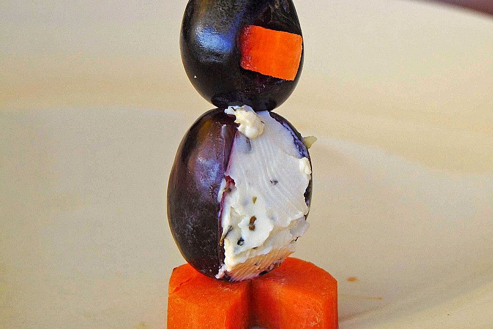 Kleine Pinguine mit Traubenfrack und Karottenfüßchen Kleine Pinguine mit Traubenfrack und Karottenfüßchen