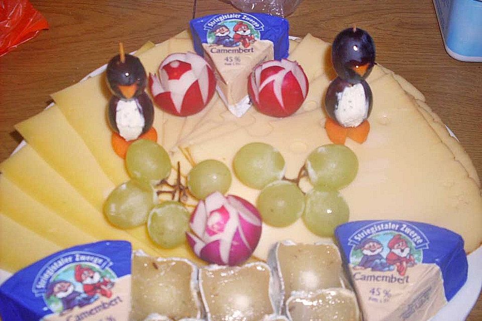 Kleine Pinguine mit Traubenfrack und Karottenfüßchen Kleine Pinguine mit Traubenfrack und Karottenfüßchen