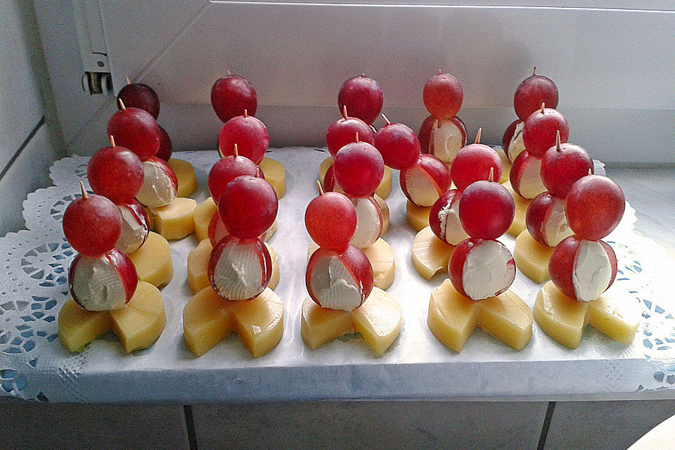 Kleine Pinguine mit Traubenfrack und Karottenfüßchen Kleine Pinguine mit Traubenfrack und Karottenfüßchen