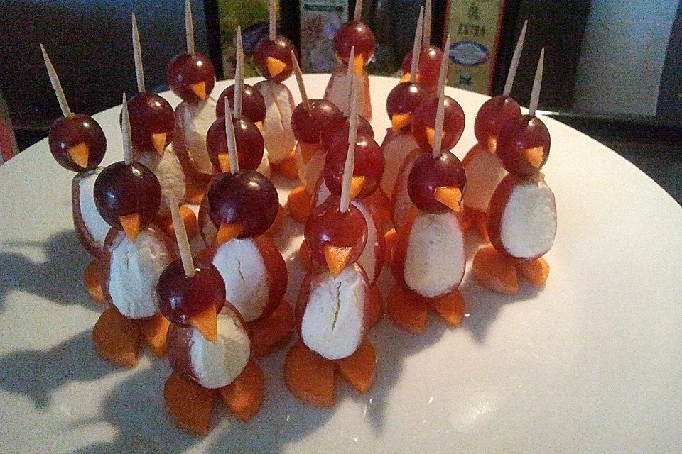 Kleine Pinguine mit Traubenfrack und Karottenfüßchen Kleine Pinguine mit Traubenfrack und Karottenfüßchen