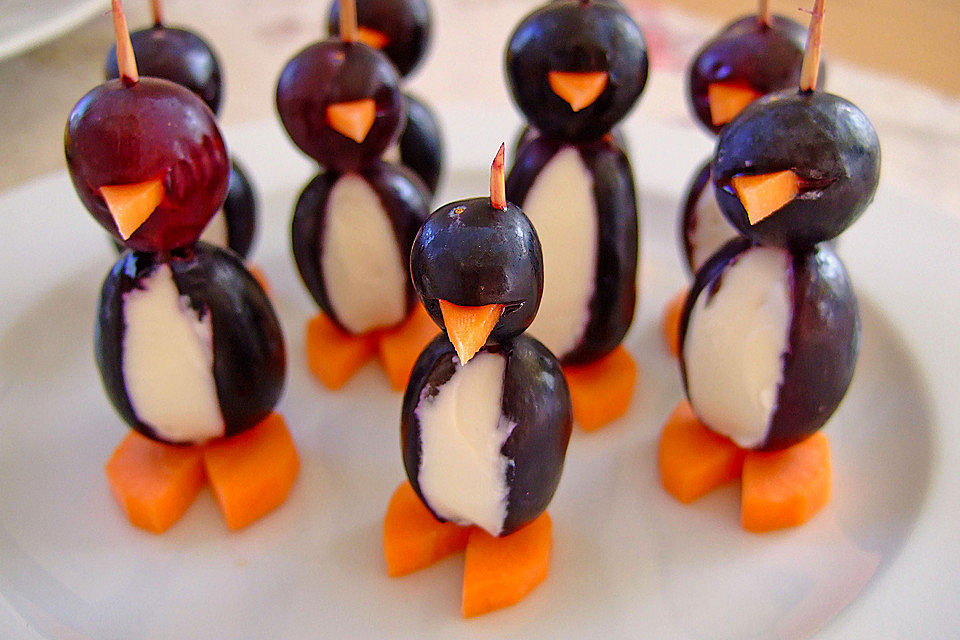 Kleine Pinguine mit Traubenfrack und Karottenfüßchen Kleine Pinguine mit Traubenfrack und Karottenfüßchen