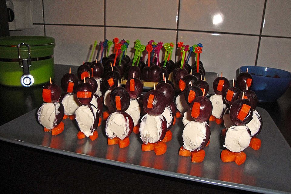 Kleine Pinguine mit Traubenfrack und Karottenfüßchen Kleine Pinguine mit Traubenfrack und Karottenfüßchen
