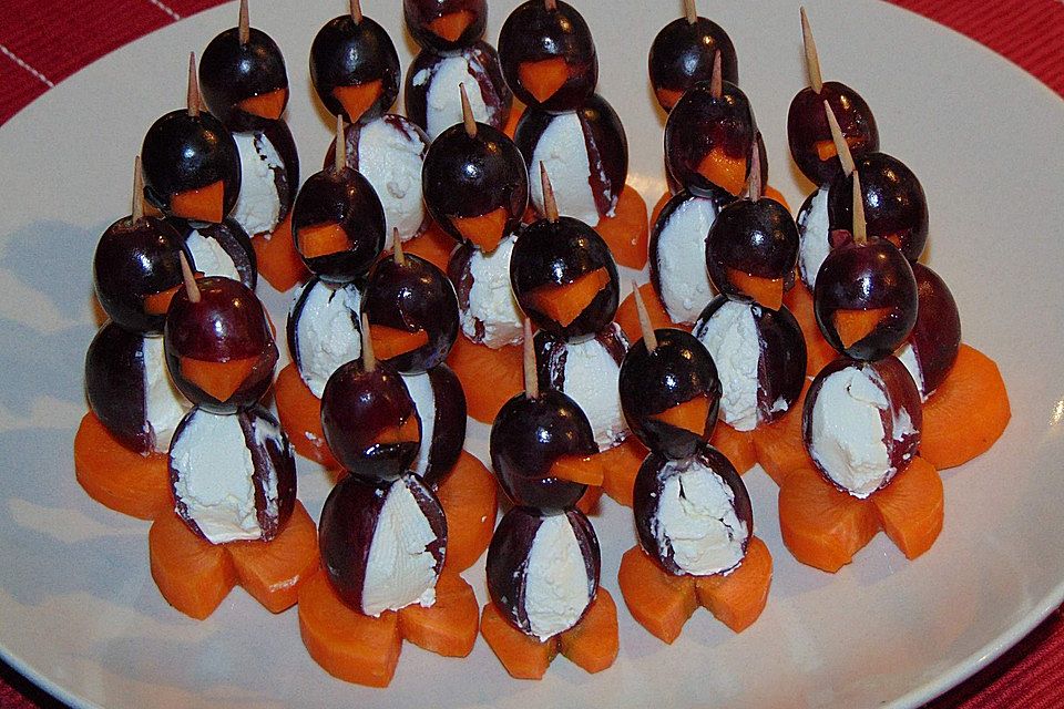 Kleine Pinguine mit Traubenfrack und Karottenfüßchen Kleine Pinguine mit Traubenfrack und Karottenfüßchen