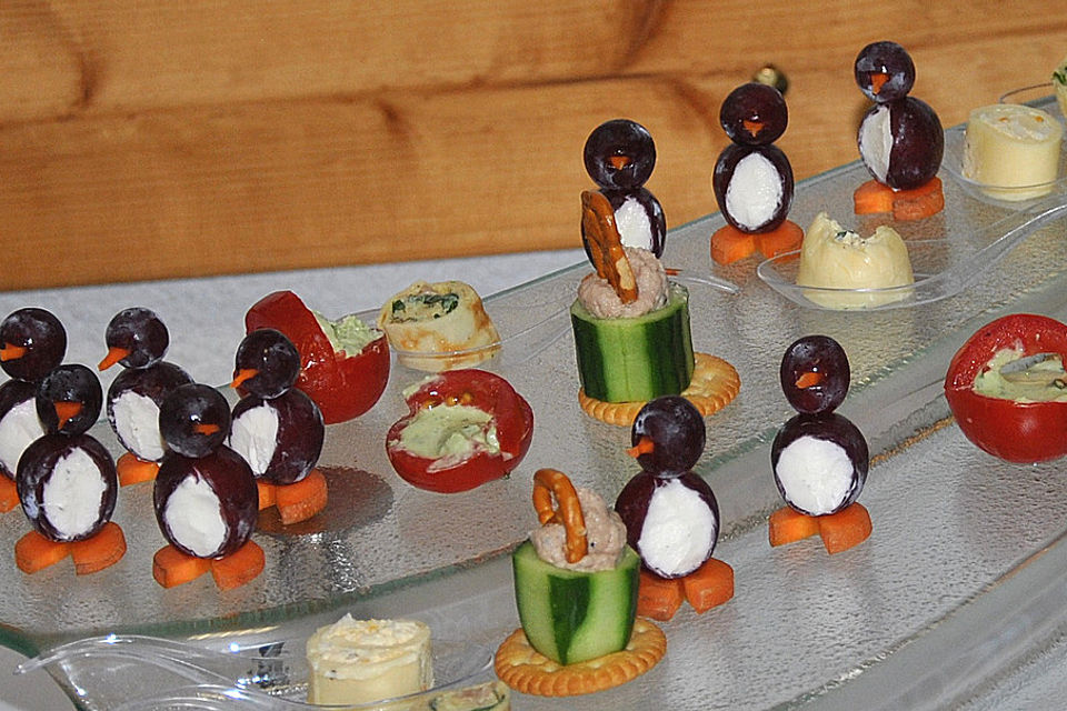Kleine Pinguine mit Traubenfrack und Karottenfüßchen Kleine Pinguine mit Traubenfrack und Karottenfüßchen