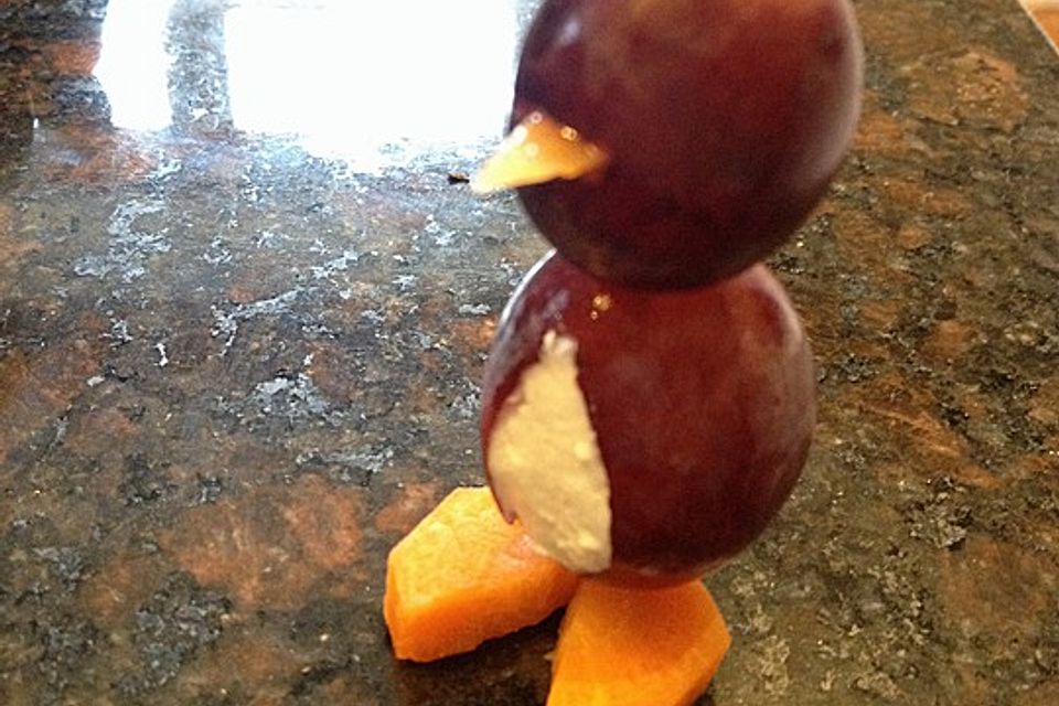 Kleine Pinguine mit Traubenfrack und Karottenfüßchen Kleine Pinguine mit Traubenfrack und Karottenfüßchen