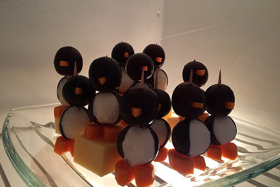 Kleine Pinguine mit Traubenfrack und Karottenfüßchen Kleine Pinguine mit Traubenfrack und Karottenfüßchen