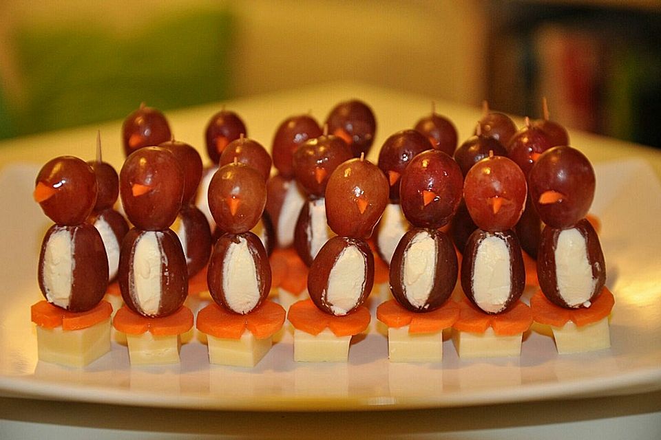 Kleine Pinguine mit Traubenfrack und Karottenfüßchen Kleine Pinguine mit Traubenfrack und Karottenfüßchen