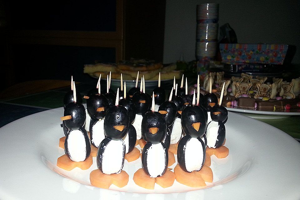 Kleine Pinguine mit Traubenfrack und Karottenfüßchen Kleine Pinguine mit Traubenfrack und Karottenfüßchen