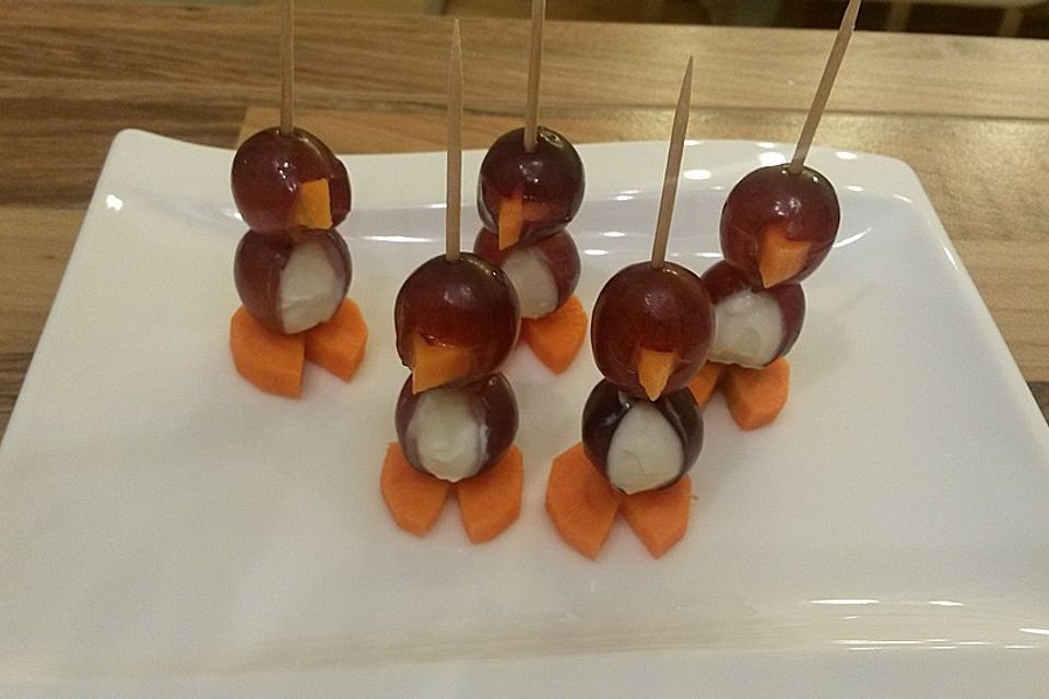 Kleine Pinguine mit Traubenfrack und Karottenfüßchen Kleine Pinguine mit Traubenfrack und Karottenfüßchen