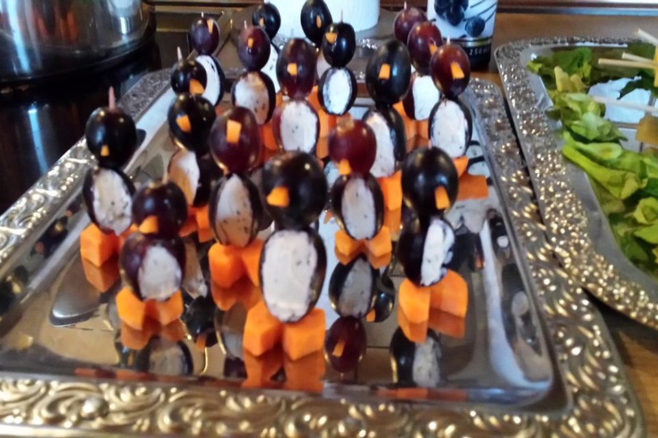 Kleine Pinguine mit Traubenfrack und Karottenfüßchen Kleine Pinguine mit Traubenfrack und Karottenfüßchen