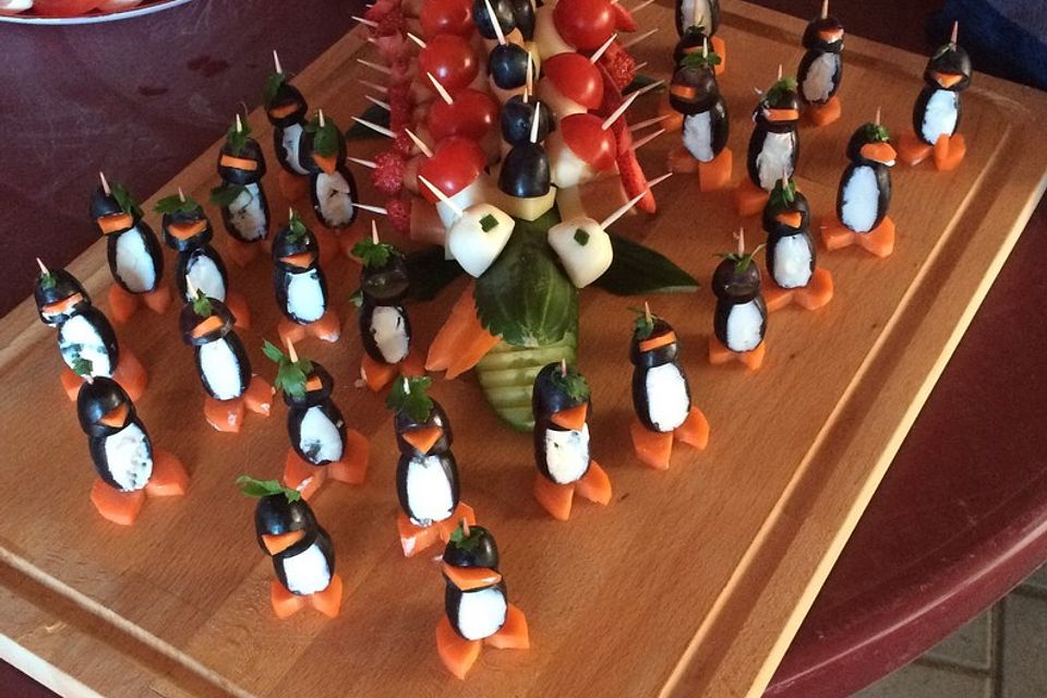 Kleine Pinguine mit Traubenfrack und Karottenfüßchen Kleine Pinguine mit Traubenfrack und Karottenfüßchen