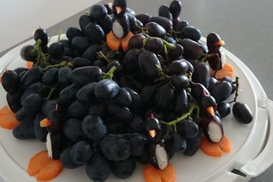 Kleine Pinguine mit Traubenfrack und Karottenfüßchen Kleine Pinguine mit Traubenfrack und Karottenfüßchen