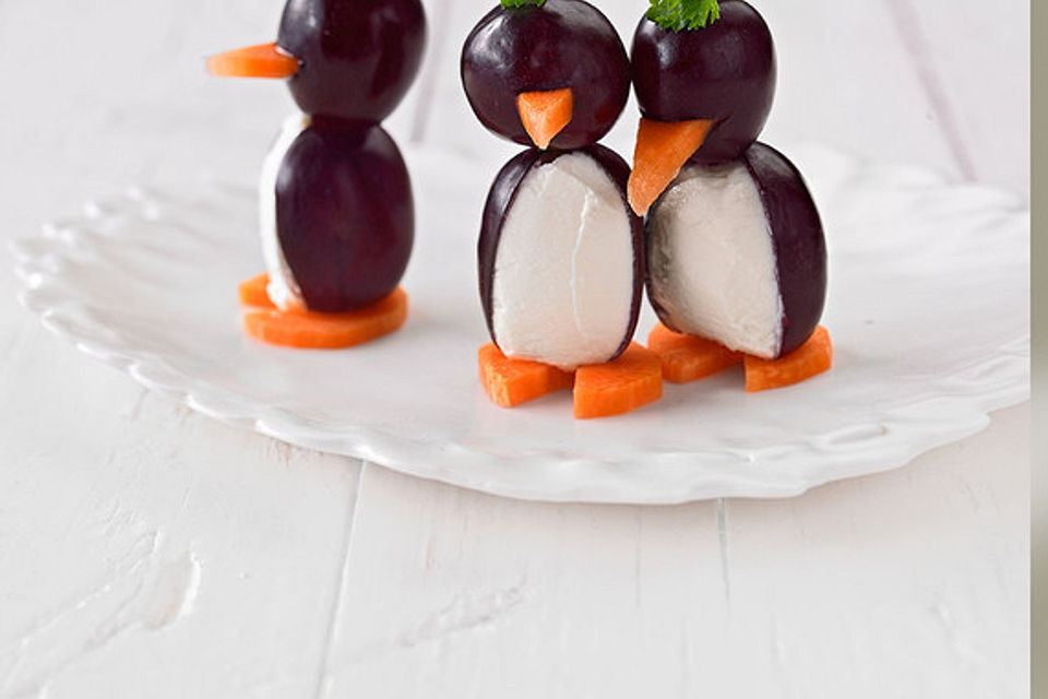 Kleine Pinguine mit Traubenfrack und Karottenfüßchen Kleine Pinguine mit Traubenfrack und Karottenfüßchen