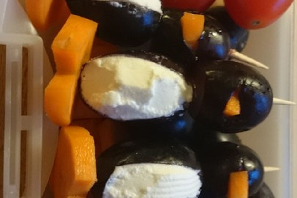 Kleine Pinguine mit Traubenfrack und Karottenfüßchen Kleine Pinguine mit Traubenfrack und Karottenfüßchen